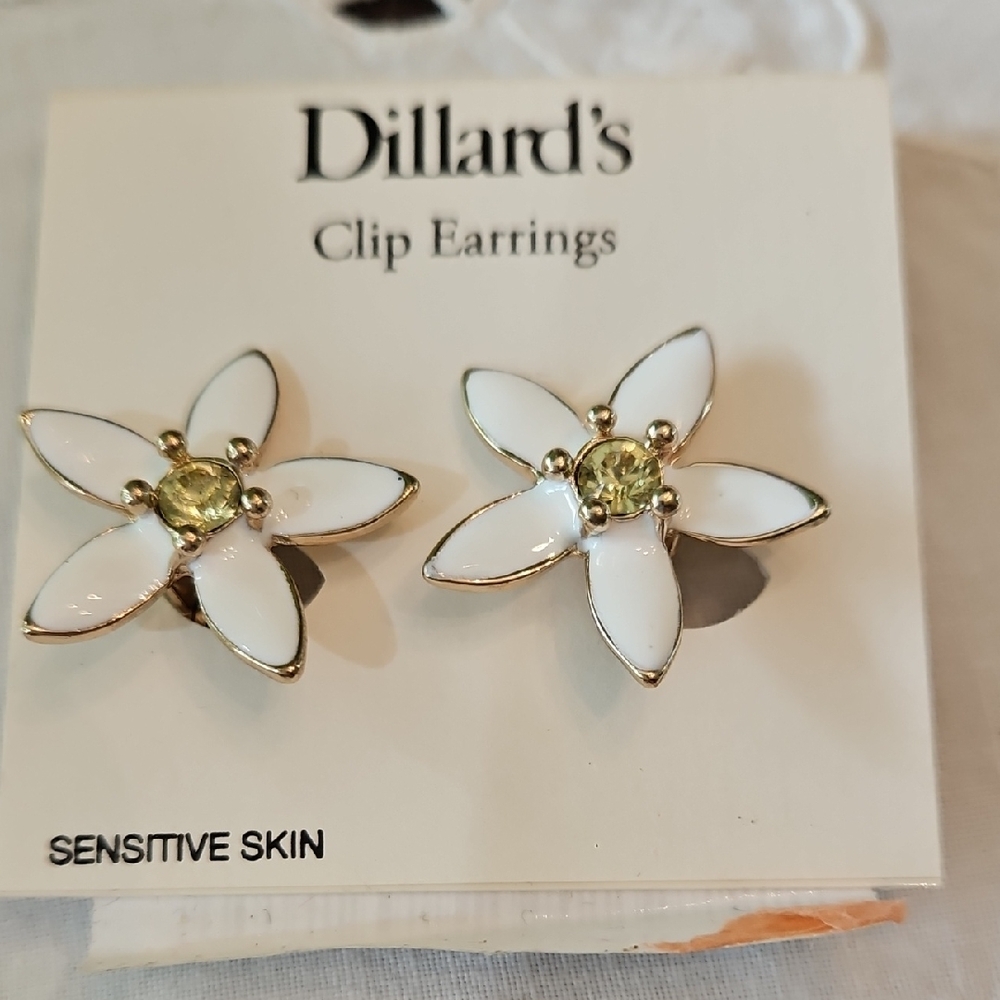 NWT DAISY enamel White and Gold Flower Clip Earrings